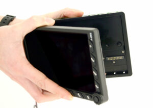 avmapekpv_01-300x212 AvMap EKP V GPS – Panel mounted and portable at the same time!